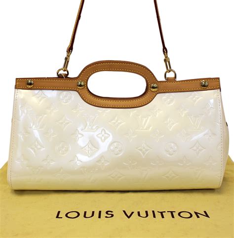 louis vuitton cream shoulder bag